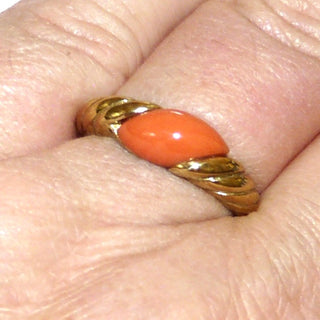 Vintage-Einzelstück, Korallenring aus 333 Gold mit einem geschwungenem Navette 12,5 mm x 5,7 mm, rote Mittelmeerkoralle, gestiftet, diagonal gerillte Schiene/godroniert, Ringweite 58 ,um 1968-75 - Goldschmiede Danilo