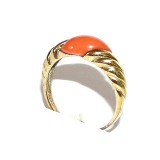 Vintage-Einzelstück, Korallenring aus 333 Gold mit einem geschwungenem Navette 12,5 mm x 5,7 mm, rote Mittelmeerkoralle, gestiftet, diagonal gerillte Schiene/godroniert, Ringweite 58 ,um 1968-75 - Goldschmiede Danilo