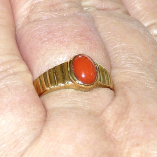 Vintage-Einzelstück, Korallenring aus 333 Gold, eine ovale rot Mittelmeerkoralle als Cabochon 8 mm x 5,5 mm Zargenfassung, parallel gerillte Schiene / godroniert, Ringweite 60, um 1965-1972 - Goldschmiede Danilo