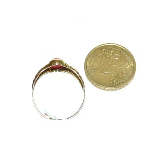 Vintage-Einzelstück, Korallenring aus 333 Gold, eine ovale rot Mittelmeerkoralle als Cabochon 8 mm x 5,5 mm Zargenfassung, parallel gerillte Schiene / godroniert, Ringweite 60, um 1965-1972 - Goldschmiede Danilo