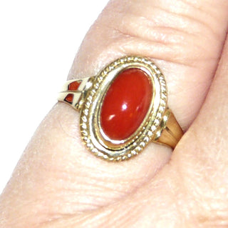 Vintage-Einzelstück, ovaler Korallenring aus 333 Gold, rote Mittelmeerkoralle 5,7mm x 9mm, schmaler Spiegelrand & Kordelrand, Zargenfassung, Seitenteile mit Rille, Ringweite 50, um 1965-1975 - Goldschmiede Danilo
