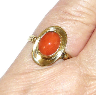 Vintage-Einzelstück, Korallenring aus 333 Gold mit einer ovalen, roten Mittelmeerkoralle, 7 mm x 8,5 mm, gewölbter Spiegelrand mit Zargenfassung, Ringweite 53,5, Firma G.C. Deutschland um 1955-62 - Goldschmiede Danilo