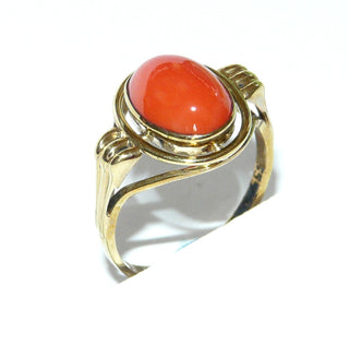 Vintage-Einzelstück, Korallenring aus 333 Gold mit einer ovalen Mittelmeerkoralle 11 mm x 8,5 mm mittelrot, Runddraht-Oval als Spiegelrand mit Stöppeln an Zarge gearbeitet, Seitenteile dreigeteilt, Ringweite 59, Firma Max Hübner Pforzheim, um 1975 - Goldschmiede Danilo