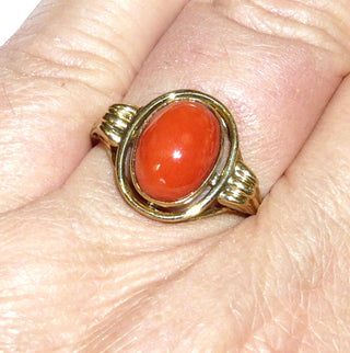 Vintage-Einzelstück, Korallenring aus 333 Gold mit einer ovalen Mittelmeerkoralle 11 mm x 8,5 mm mittelrot, Runddraht-Oval als Spiegelrand mit Stöppeln an Zarge gearbeitet, Seitenteile dreigeteilt, Ringweite 59, Firma Max Hübner Pforzheim, um 1975 - Goldschmiede Danilo