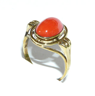 Vintage-Einzelstück, Korallenring aus 333 Gold mit einer ovalen Mittelmeerkoralle 11 mm x 8,5 mm mittelrot, Runddraht-Oval als Spiegelrand mit Stöppeln an Zarge gearbeitet, Seitenteile dreigeteilt, Ringweite 59, Firma Max Hübner Pforzheim, um 1975 - Goldschmiede Danilo