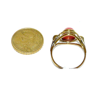 Vintage-Einzelstück, Korallenring aus 333 Gold mit einer ovalen Mittelmeerkoralle 11 mm x 8,5 mm mittelrot, Runddraht-Oval als Spiegelrand mit Stöppeln an Zarge gearbeitet, Seitenteile dreigeteilt, Ringweite 59, Firma Max Hübner Pforzheim, um 1975 - Goldschmiede Danilo