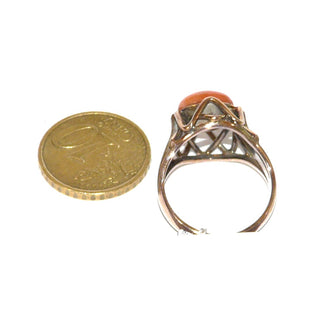 Vintage-Einzelstück, handgefertigter Korallenring aus 333 Roségold mit einem runde Korallenbouton von 9,6mm Durchmesser, auf Schale gestiftet, Momo-Mittelmeerkoralle in lachsrot, hochgezogene Fassung aus Runddraht-Design, Ringweite 54, um 1960 - Goldschmiede Danilo