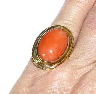Vintage-Einzelstück, Korallenring aus 585 Gold mit einer ovalen Mittelmeerkoralle, 15,5 x11,50 mm hellrot, Spiegelrand mit Zarge, ein erhöhtes Rechteck auf dem Spiegel, erhaben auf geschlossener konische Zarge als Fingerauflage, Cocktailring, Ringweite 52, um 1950 - Goldschmiede Danilo