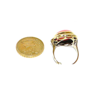 Vintage-Einzelstück, Korallenring aus 585 Gold mit einer ovalen Mittelmeerkoralle, 15,5 x11,50 mm hellrot, Spiegelrand mit Zarge, ein erhöhtes Rechteck auf dem Spiegel, erhaben auf geschlossener konische Zarge als Fingerauflage, Cocktailring, Ringweite 52, um 1950 - Goldschmiede Danilo