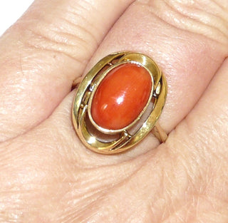 Vintage-Einzelstück, Korallenring aus 585 Gold mit einer ovalen Mittelmeerkoralle 12,5 mm x 8,5 mm in schönem rot, gewölbter, luftiger Spiegelrand mit Zargenfassung, 2 Halbbögen verlängern optisch das Oval, Ringweite 58, Schütt & Krogmann Pforzheim um 1955-1965 - Goldschmiede Danilo