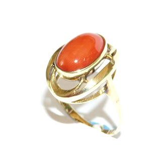 Vintage-Einzelstück, Korallenring aus 585 Gold mit einer ovalen Mittelmeerkoralle 12,5 mm x 8,5 mm in schönem rot, gewölbter, luftiger Spiegelrand mit Zargenfassung, 2 Halbbögen verlängern optisch das Oval, Ringweite 58, Schütt & Krogmann Pforzheim um 1955-1965 - Goldschmiede Danilo