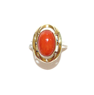 Vintage-Einzelstück, Korallenring aus 585 Gold mit einer ovalen Mittelmeerkoralle 12,5 mm x 8,5 mm in schönem rot, gewölbter, luftiger Spiegelrand mit Zargenfassung, 2 Halbbögen verlängern optisch das Oval, Ringweite 58, Schütt & Krogmann Pforzheim um 1955-1965 - Goldschmiede Danilo