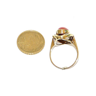 Vintage-Einzelstück, Korallenring aus 585 Gold mit einer ovalen Mittelmeerkoralle 12,5 mm x 8,5 mm in schönem rot, gewölbter, luftiger Spiegelrand mit Zargenfassung, 2 Halbbögen verlängern optisch das Oval, Ringweite 58, Schütt & Krogmann Pforzheim um 1955-1965 - Goldschmiede Danilo