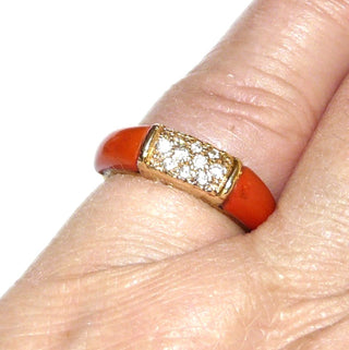 Vintage-Einzelstück, schmaler Bandringform, Korallenring aus 585 Gold mit 2 Mittelmeerkorallen, gewölbt + gebogen in Ringform auf Höhe der Ringmaterialstärke eingelassen, 10 Zirkonia im Pavé in gerader Fläche eingefaßt, super für den kleiner Finger, Ringweite 49, um 1980 - Goldschmiede Danilo