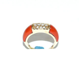 Vintage-Einzelstück, schmaler Bandringform, Korallenring aus 585 Gold mit 2 Mittelmeerkorallen, gewölbt + gebogen in Ringform auf Höhe der Ringmaterialstärke eingelassen, 10 Zirkonia im Pavé in gerader Fläche eingefaßt, super für den kleiner Finger, Ringweite 49, um 1980 - Goldschmiede Danilo