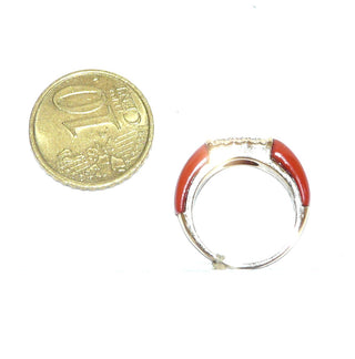 Vintage-Einzelstück, schmaler Bandringform, Korallenring aus 585 Gold mit 2 Mittelmeerkorallen, gewölbt + gebogen in Ringform auf Höhe der Ringmaterialstärke eingelassen, 10 Zirkonia im Pavé in gerader Fläche eingefaßt, super für den kleiner Finger, Ringweite 49, um 1980 - Goldschmiede Danilo