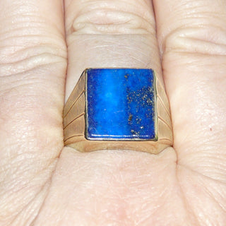 Einzelstück, Vintage Lapislazuli-Ring,  Siegelring, klassischer Herrenring aus 333 Gold, intensiv königsblaue, rechteckige, flache Steinplatte mit einmalig schöner Maserung, Ringschiene poliert und seitlich verziert, um 1960, Ringweite 68 -	Unikate und Pretiosen nur erhältlich im Onlineshop der Goldschmiede Danilo!