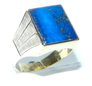 Einzelstück, Vintage Lapislazuli-Ring,  Siegelring, klassischer Herrenring aus 333 Gold, intensiv königsblaue, rechteckige, flache Steinplatte mit einmalig schöner Maserung, Ringschiene poliert und seitlich verziert, um 1960, Ringweite 68 -	Unikate und Pretiosen nur erhältlich im Onlineshop der Goldschmiede Danilo!