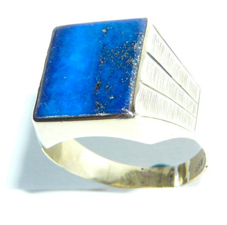 Einzelstück, Vintage Lapislazuli-Ring,  Siegelring, klassischer Herrenring aus 333 Gold, intensiv königsblaue, rechteckige, flache Steinplatte mit einmalig schöner Maserung, Ringschiene poliert und seitlich verziert, um 1960, Ringweite 68 -	Unikate und Pretiosen nur erhältlich im Onlineshop der Goldschmiede Danilo!