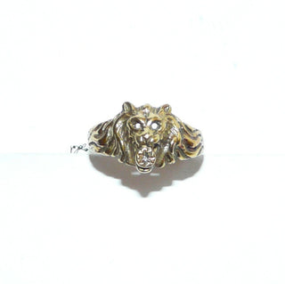 Vintage-Einzelstück, 925 Silberring, Herrenring, Siegelring, Biker- & Gothic-Stil, ein Löwenkopfring mit vergoldetem Oberteil, im Maul ein Mini-Diamant, Ringweite 72, um 1975 Goldschmiede Danilo