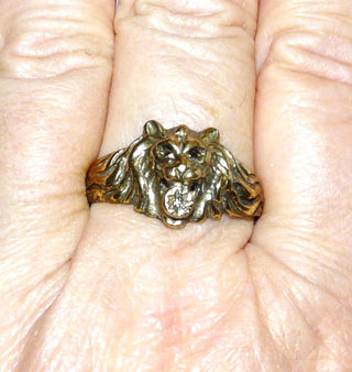 Vintage-Einzelstück, 925 Silberring, Herrenring, Siegelring, Biker- & Gothic-Stil, ein Löwenkopfring mit vergoldetem Oberteil, im Maul ein Mini-Diamant, Ringweite 72, um 1975 Goldschmiede Danilo