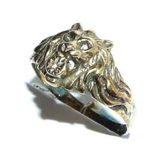 Vintage-Einzelstück, 925 Silberring, Herrenring, Siegelring, Biker- & Gothic-Stil, ein Löwenkopfring mit vergoldetem Oberteil, im Maul ein Mini-Diamant, Ringweite 72, um 1975 - Goldschmiede Danilo