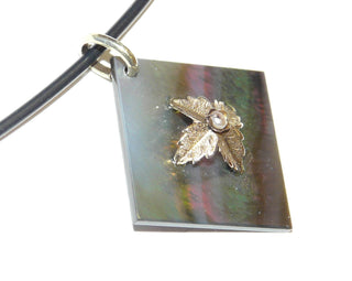 Einzelstück, Vintage Mariage-Anhänger aus 585 Gelbgold auf einer grauen, schillernden Perlmutt-Platte, Mittelstück mit einer kleinen Perle um 1900 -	Nur erhältlich im Onlineshop von Juwelier & Goldschmiede Danilo!