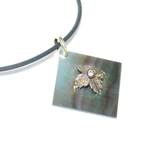 Einzelstück, Vintage Mariage-Anhänger aus 585 Gelbgold auf einer grauen, schillernden Perlmutt-Platte, Mittelstück mit einer kleinen Perle um 1900 -	Nur erhältlich im Onlineshop von Juwelier & Goldschmiede Danilo!