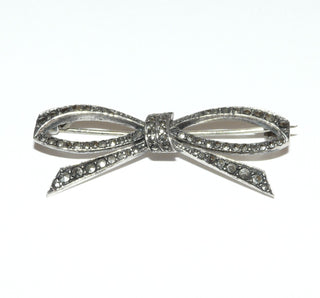 Einzelstück, Vintage-Markasit-Brosche gefertigt aus 835 Silber, in Form einer langen, geradlinigen Schleife, komplett mit Markasiten ausgefaßt, Art Deco um 1930 - Vintage-Schmuck nur im Onlineshop von danilogold!