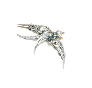 Einzelstück, Vintage Markasit-Brosche aus 835 Silber "Schwalbe im Flug" mit Markasiten + einer roten Rubin-Replik als Auge, schon im Jugendstil Glücksbringer sowie Symbol für Treue, Liebe und sichere Heimkehr. Art Deco um 1930Vintage-Schmuck nur im Onlineshop von danilogold!