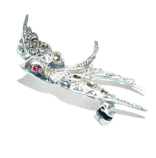 Einzelstück, Vintage Markasit-Brosche aus 835 Silber "Schwalbe im Flug" mit Markasiten + einer roten Rubin-Replik als Auge, schon im Jugendstil Glücksbringer sowie Symbol für Treue, Liebe und sichere Heimkehr. Art Deco um 1930Vintage-Schmuck nur im Onlineshop von danilogold!