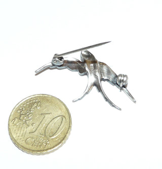 Einzelstück, Vintage Markasit-Brosche aus 835 Silber "Schwalbe im Flug" mit Markasiten + einem synthetischen Rubin als Auge, um 1930 -	Vintage-Schmuck nur im Onlineshop von danilogold!