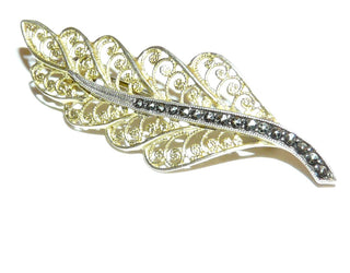 Einzelstück, Vintage-Filigran-Brosche aus 835 Silber vergoldet, eine Feder oder ein Blatt, Mittelrispe mit Markasiten ausgefaßt, feine durchbrochene Arbeit in Filigran-Technik, Art Deco um 1930 - Unikate und Pretiosen nur erhältlich im Onlineshop der Goldschmiede Danilo!