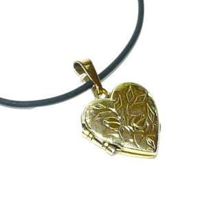 romantisches Einzelstück, Vintage-Medaillon-Anhänger in Herz-Form für 2 Fotos, Rückseite poliert + Vorderseite mit 2 gravierten Rosenknospen aus massiv 333 Gold, um 1980 -	Unikate und Pretiosen nur erhältlich im Onlineshop der Goldschmiede Danilo!