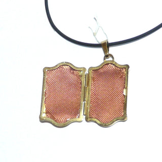 Einzelstück, Vintage-Medaillon in Buch-Form, Rückseite + Vorderseite seidenmatt mit polierten geschwungenen Ecken aus 333 Gold, um 1980 von Kordes & Lichtenfels -	Vintage-Schmuck nur im Onlineshop von danilogold!