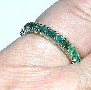 Einzelstück, Vintage Memoire-Ring, Memory-Ring aus 585 Weißgold mit 25 runden facettierten Smaragden in Krappenfassungen, um 1960, Ringweite 49 - Vintage-Schmuck nur im Onlineshop von danilogold!