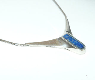 Einzelstück, Vintage Mittelteil-Collier aus 925 Silber mit einem eingelassenen, am Ende abgerundeten, blauen Sodalith-Stab mit schöner Maserung, starr-bewegliche Cobra-Kette, 44 cm lang, um 1970. -	Unikate und Pretiosen nur erhältlich im Onlineshop der Goldschmiede Danilo!