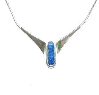 Einzelstück, Vintage Mittelteil-Collier aus 925 Silber mit einem eingelassenen, am Ende abgerundeten, blauen Sodalith-Stab mit schöner Maserung, starr-bewegliche Cobra-Kette, 44 cm lang, um 1970. -	Unikate und Pretiosen nur erhältlich im Onlineshop der Goldschmiede Danilo!