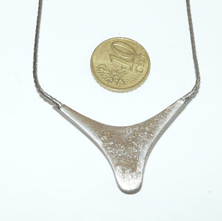 Einzelstück, Vintage Mittelteil-Collier aus 925 Silber mit einem eingelassenen, am Ende abgerundeten, blauen Sodalith-Stab mit schöner Maserung, starr-bewegliche Cobra-Kette, 44 cm lang, um 1970. -	Unikate und Pretiosen nur erhältlich im Onlineshop der Goldschmiede Danilo!