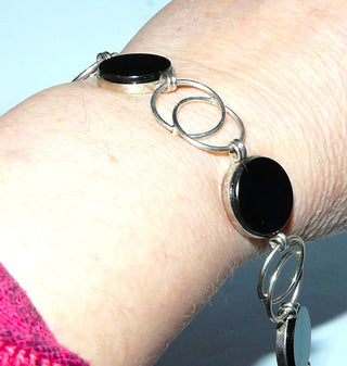 Einzelstück, Vintage-Onyx-Armband, Glieder-Armband aus Silber, poliert, 20 cm lang, 4 runde Onyx-Platten + 5 Doppelösen mit Schlaufenverbindungen, Federring, um 1960 -	Nur erhältlich im Onlineshop von Juwelier & Goldschmiede Danilo!