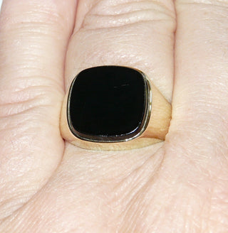 Einzelstück, Vintage Onyx-Ring, klassischer Herrenring, Siegelring aus 585 Gelbgold, poliert mit einer quadratischen, abgerundeten Onyx-Platte, um 1970, Ringweite 58,5 -	Vintage-Schmuck nur im Onlineshop von danilogold!