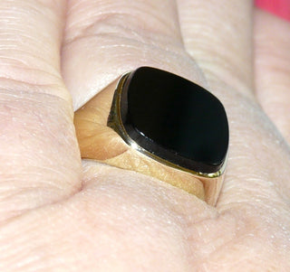 Einzelstück, Vintage Onyx-Ring, klassischer Herrenring, Siegelring aus 585 Gelbgold, poliert mit einer quadratischen, abgerundeten Onyx-Platte, um 1970, Ringweite 58,5 -	Vintage-Schmuck nur im Onlineshop von danilogold!