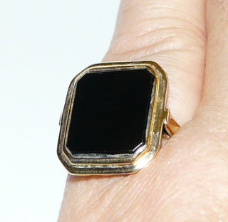Einzelstück, Vintage Onyx-Ring, achteckiger klassischer Herrenring, Siegelring aus 585 Gelbgold, poliert, umrandet mit einem schmalen Rahmen aus Gold, schmale Ringschiene, Fingerauflage fein mit Durchbrüchen ausgearbeitet, um 1950, Ringweite 53,5 -	Vintage-Schmuck nur im Onlineshop von danilogold!