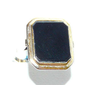 Einzelstück, Vintage Onyx-Ring, achteckiger klassischer Herrenring, Siegelring aus 585 Gelbgold, poliert, umrandet mit einem schmalen Rahmen aus Gold, schmale Ringschiene, Fingerauflage fein mit Durchbrüchen ausgearbeitet, um 1950, Ringweite 53,5 -	Vintage-Schmuck nur im Onlineshop von danilogold!