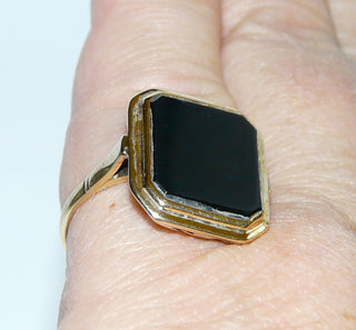 Einzelstück, Vintage Onyx-Ring, achteckiger klassischer Herrenring, Siegelring aus 585 Gelbgold, poliert, umrandet mit einem schmalen Rahmen aus Gold, schmale Ringschiene, Fingerauflage fein mit Durchbrüchen ausgearbeitet, um 1950, Ringweite 53,5 -	Vintage-Schmuck nur im Onlineshop von danilogold!