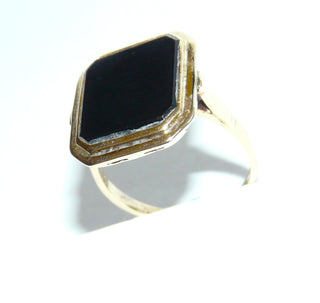 Einzelstück, Vintage Onyx-Ring, achteckiger klassischer Herrenring, Siegelring aus 585 Gelbgold, poliert, umrandet mit einem schmalen Rahmen aus Gold, schmale Ringschiene, Fingerauflage fein mit Durchbrüchen ausgearbeitet, um 1950, Ringweite 53,5 -	Vintage-Schmuck nur im Onlineshop von danilogold!