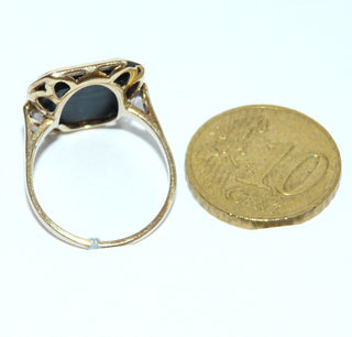 Einzelstück, Vintage Onyx-Ring, achteckiger klassischer Herrenring, Siegelring aus 585 Gelbgold, poliert, umrandet mit einem schmalen Rahmen aus Gold, schmale Ringschiene, Fingerauflage fein mit Durchbrüchen ausgearbeitet, um 1950, Ringweite 53,5 -	Vintage-Schmuck nur im Onlineshop von danilogold!