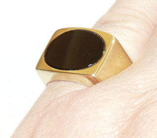 Einzelstück, Vintage-Onyx-Ring, klassischer Herrenring, Siegelring aus massivem 585 Gelbgold, poliert, ovale Onyx-Platte glatt eingelassen, um 1980, Ringweite 56 -	Unikatschmuck nur erhältlich im Onlineshop von Juwelier & Goldschmiede Danilo! 