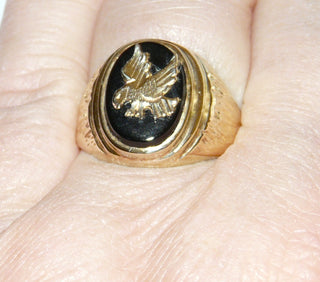 Einzelstück, Vintage Onyxring "Adler" klassischer Herrenring, Siegelring aus 585 Gold, poliert, ovale Onyx-Platte mit einer Applikation eines Adlers, Seitenflächen in einem borkenartigen Muster, um 1960, Ringweite 58,5 -	Vintage-Schmuck nur im Onlineshop von danilogold!