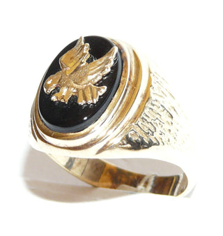 Einzelstück, Vintage Onyxring "Adler" klassischer Herrenring, Siegelring aus 585 Gold, poliert, ovale Onyx-Platte mit einer Applikation eines Adlers, Seitenflächen in einem borkenartigen Muster, um 1960, Ringweite 58,5 -	Vintage-Schmuck nur im Onlineshop von danilogold!